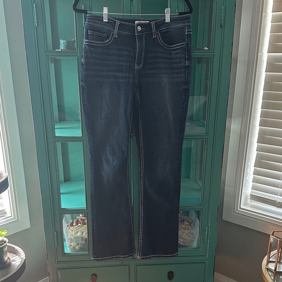 BKE Gabby Curvy High Rise Boot Cut Jeans w. Distressed back pockets - Picture 2 of 9